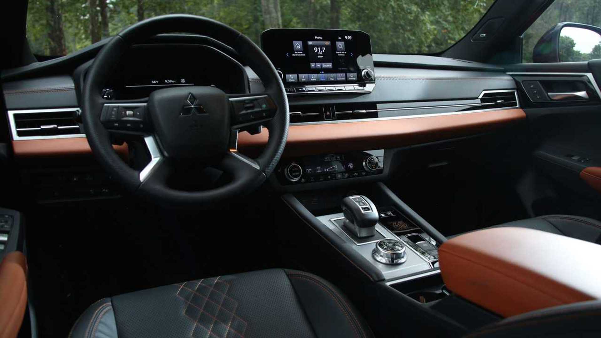 2023-mitsubishi-outlander-phev-interior (2)