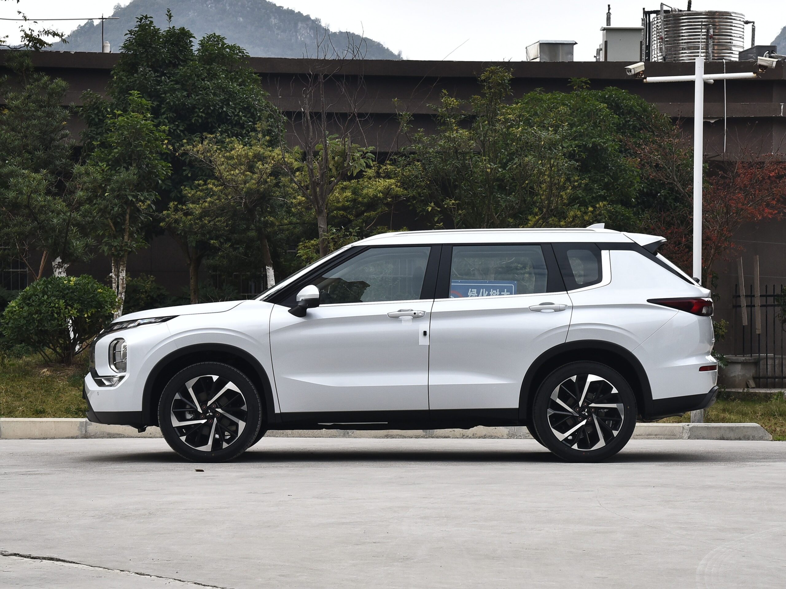 ابعاد 4710 در 1897 در 1745 میلی‌متر