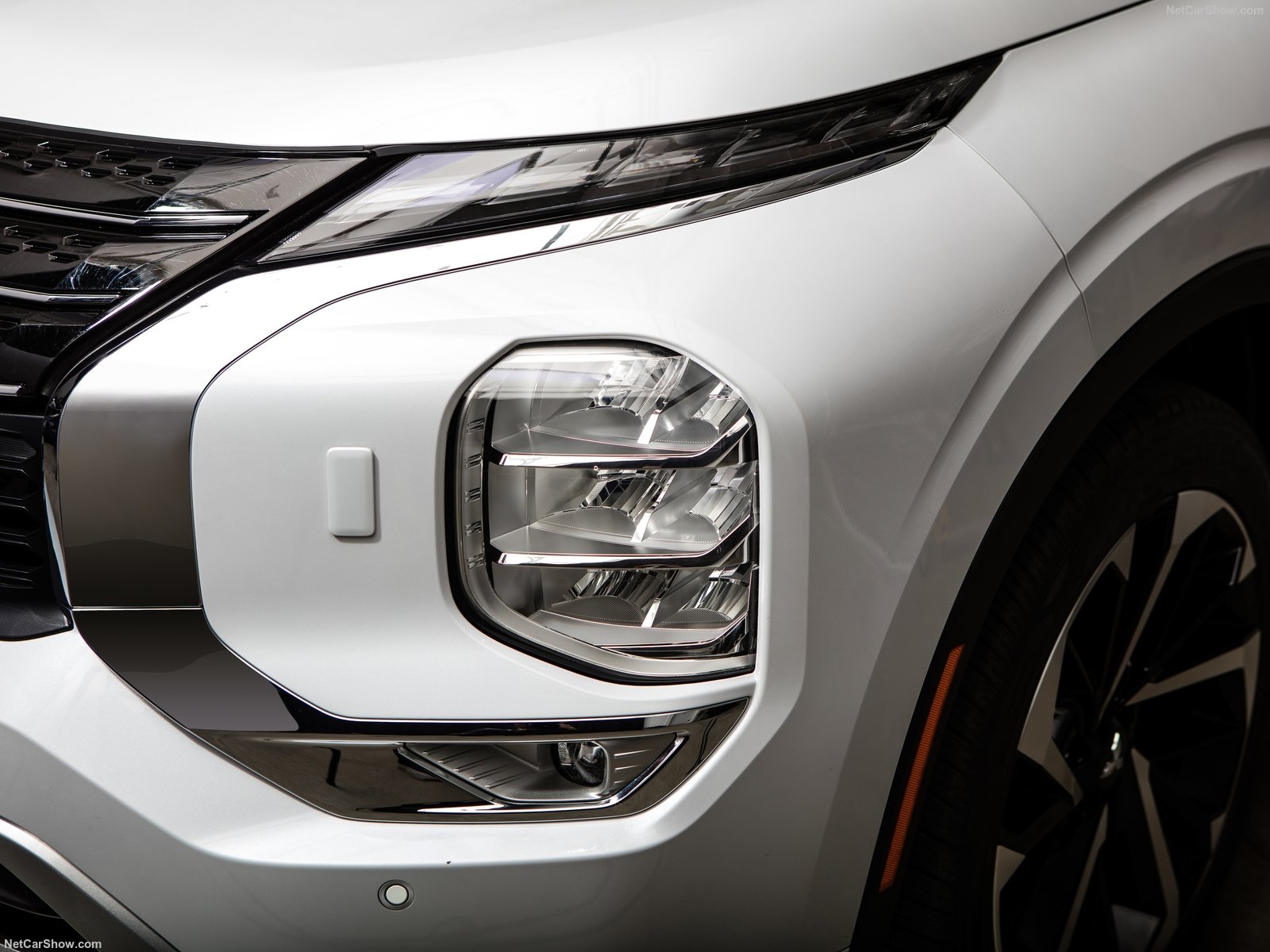 چراغ‌های جلوی تمام LED